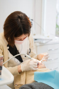 あゆみ歯科クリニックの女性歯科衛生士が患者ケアをしているところ２