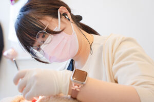 患者の歯科検診をする女性歯科衛生士