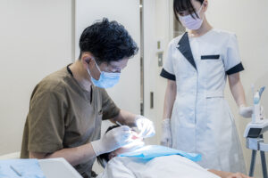 あゆみ歯科クリニックの大毛院長が歯科治療をしているところ