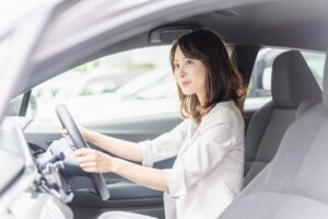 若い女性が車を運転している様子
