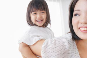 笑顔の未就園児と母親