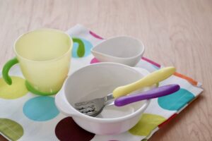 離乳食を食べる赤ちゃんのイメージ。カトラリー。